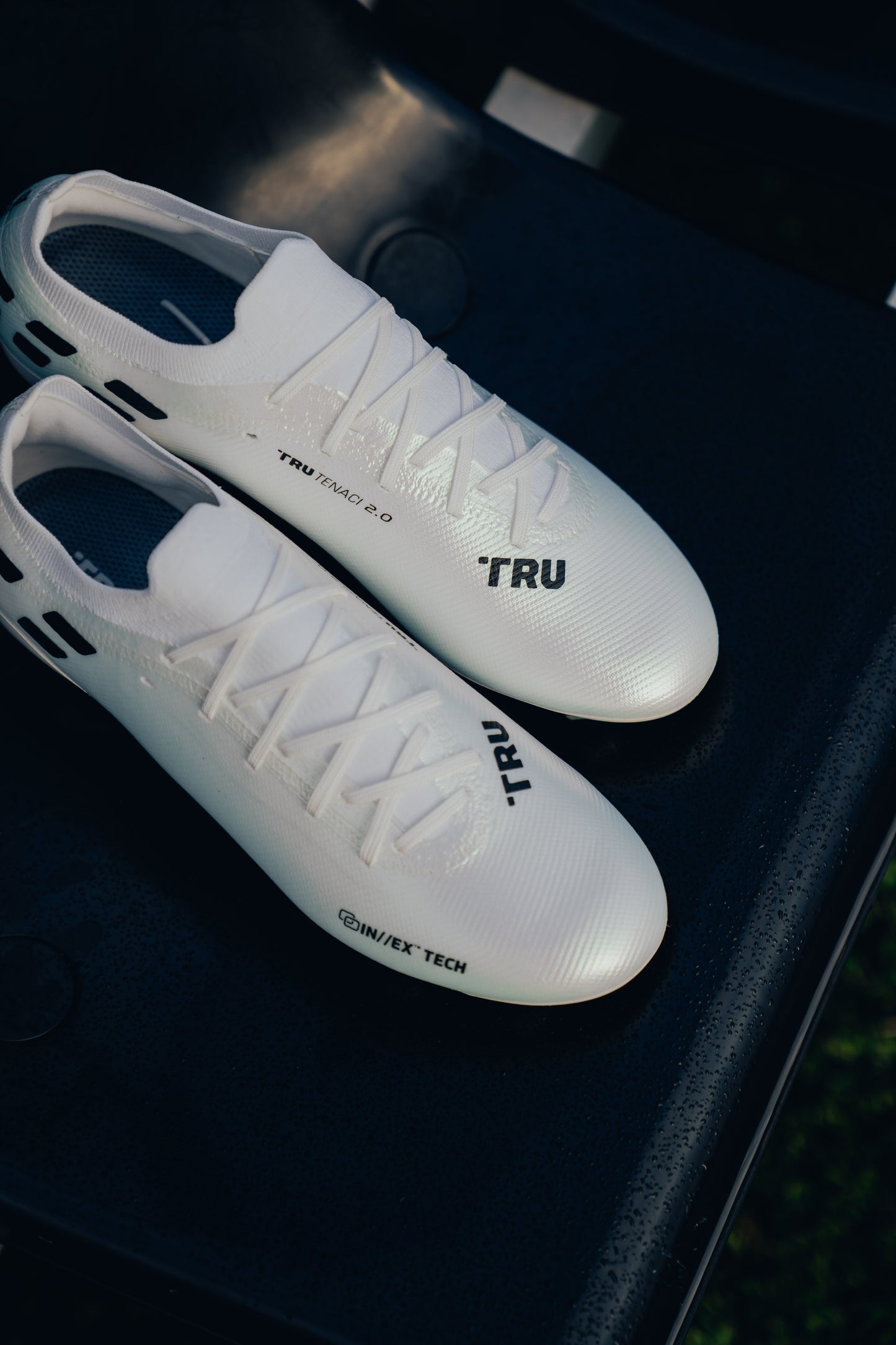 TRU Tenaci 2.0 - Firm Ground - Metallic White