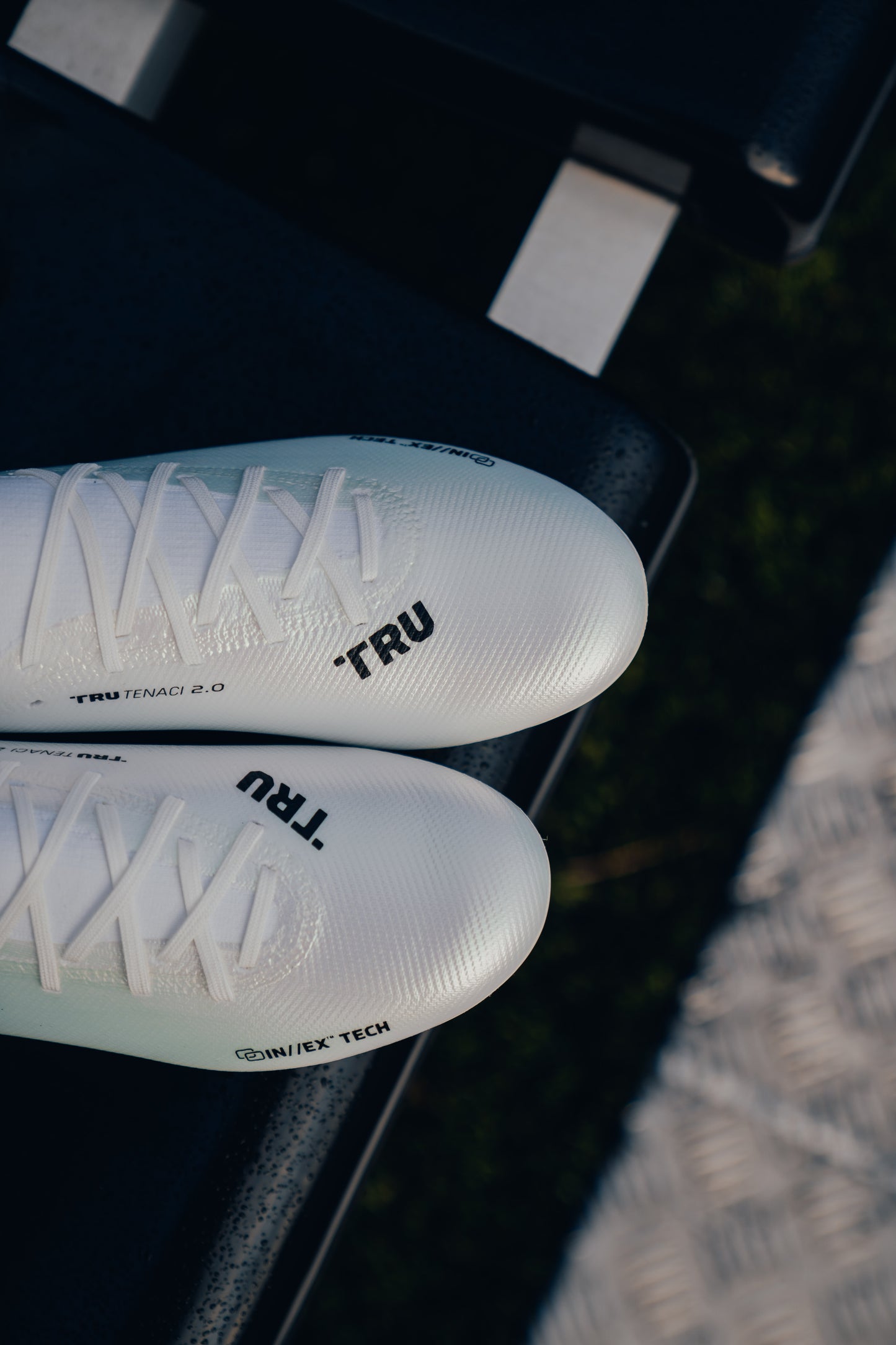 TRU Tenaci 2.0 - Firm Ground - Metallic White