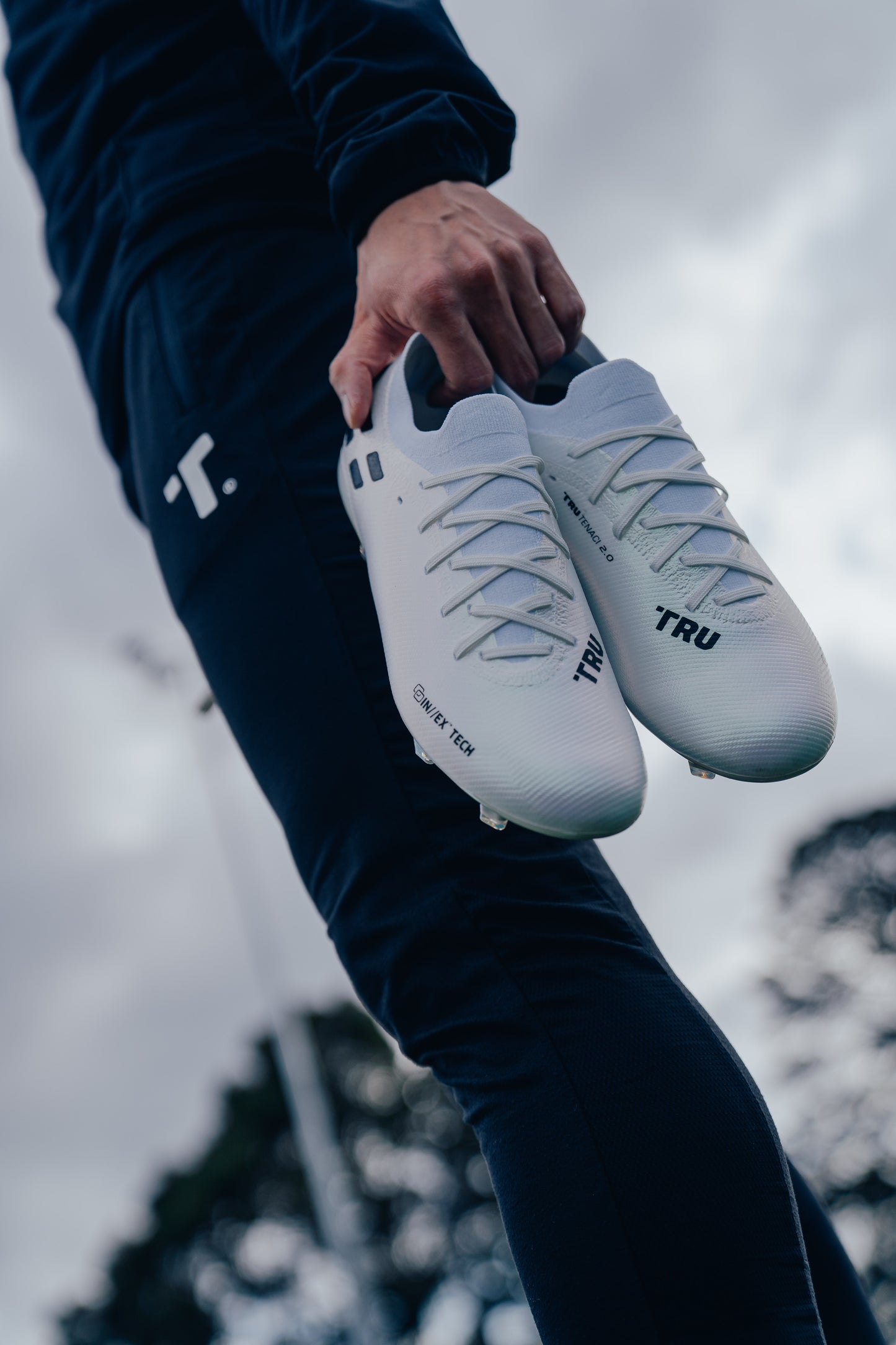 TRU Tenaci 2.0 - Firm Ground - Metallic White
