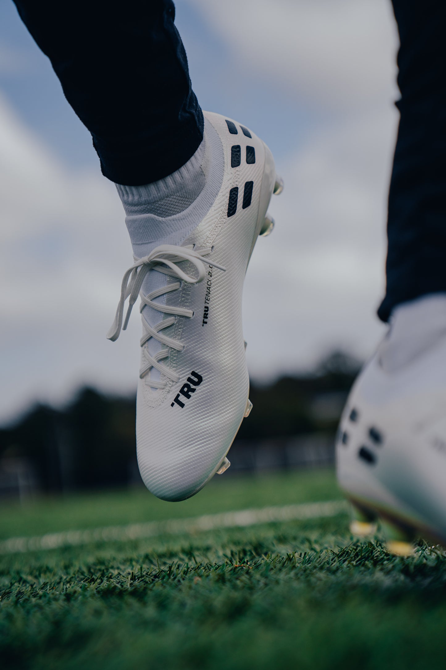 TRU Tenaci 2.0 - Firm Ground - Metallic White