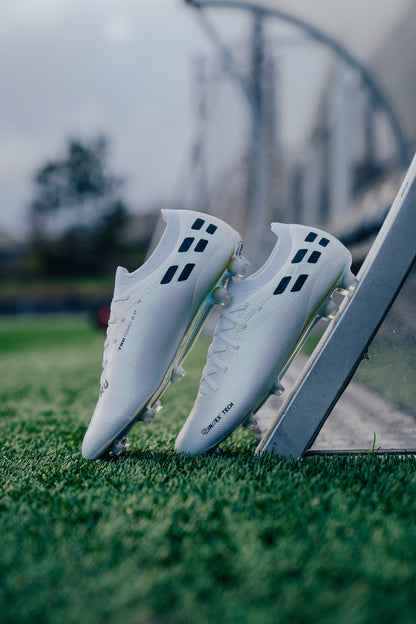 TRU Tenaci 2.0 - Firm Ground - Metallic White
